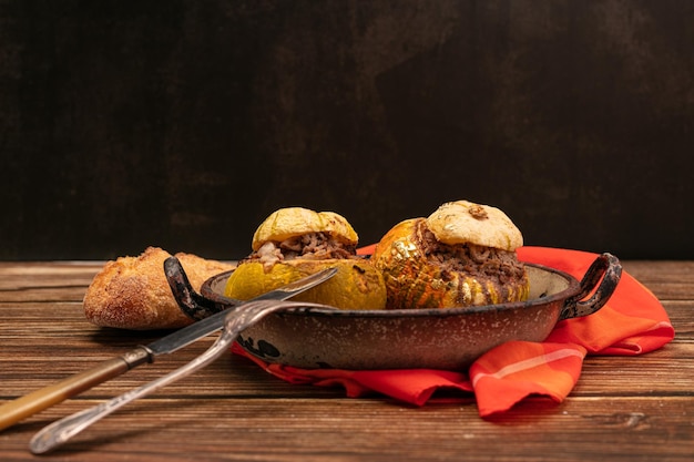 Giraumon o calabaza con turbante rellena de carne en un plato antiguo