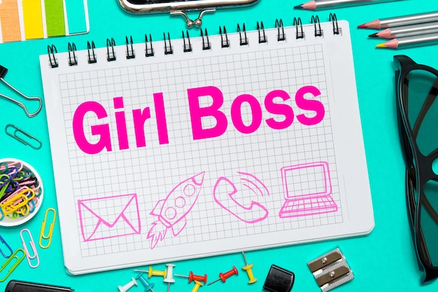 Girl Boss anotações em um caderno na mesa do escritório