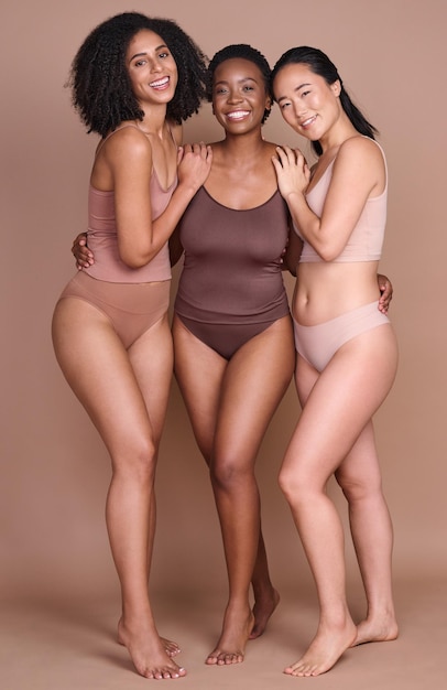 Girl Friends Diversity und Body Positivity Model Group Umarmung für Porträts, die Schönheit und Hautpflege zeigen Unterwäsche Glück und Glanz von Frauen zusammen für Dermatologie und Haut-Wellness-Unterstützung