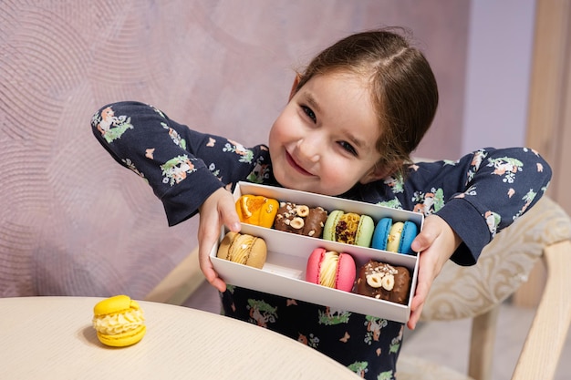 Girl-Show-Box mit einer Reihe von köstlichen, leckeren, süßen Makronen