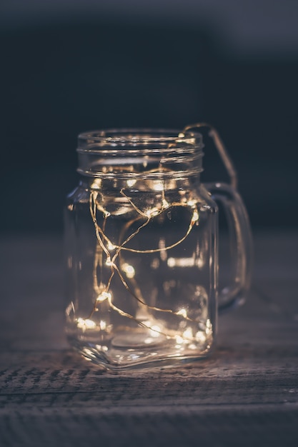 Foto girlande mit lichtern im einmachglas. weihnachtsstimmung