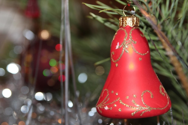 Girlanden und Kugeln am Weihnachtsbaum