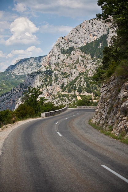 Giro de carretera en las montañas