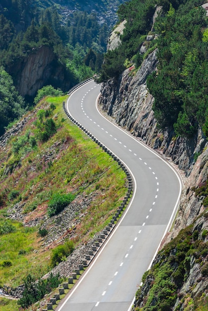 Giro de carretera en las montañas