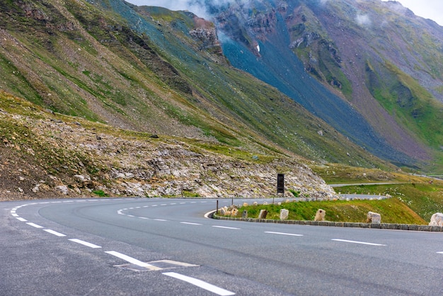 Giro de carretera en las montañas