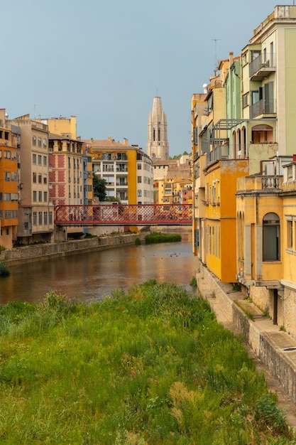 Girona ciudad medieval, casas de colores tradicionales en el río seco Onyar en verano, Costa Brava de Cataluña en el Mediterráneo. España