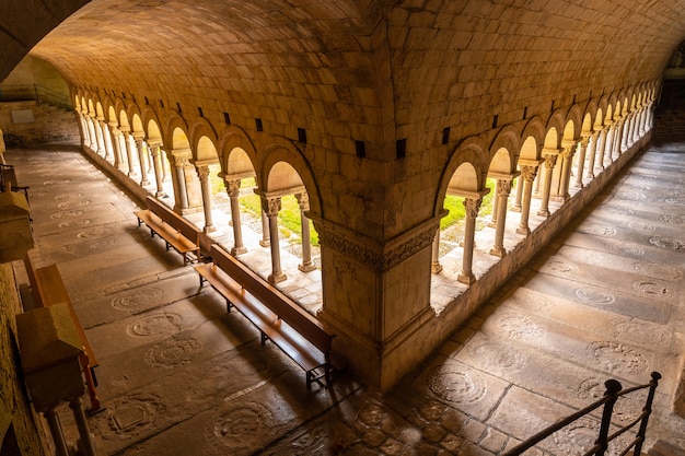 Girona ciudad medieval, corredor de columnas en el patio de la Catedral, Costa Brava de Cataluña en el Mediterráneo. España