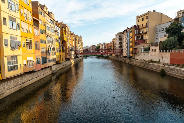 Girona ciudad medieval desde el famoso puente rojo Pont de les Peixateries Velles, Costa Brava de Cataluña