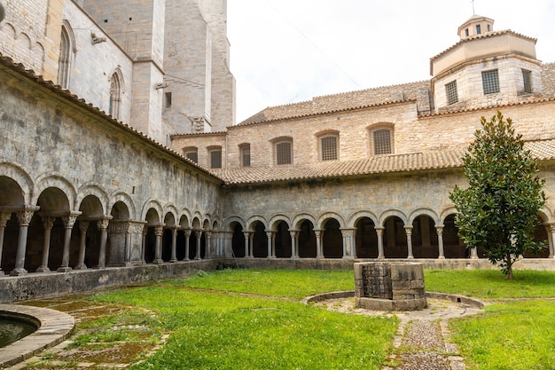 Girona ciudad medieval, hermoso patio de la Catedral, Costa Brava de Cataluña en el Mediterráneo. España