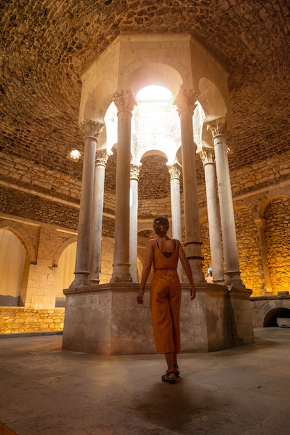 Girona ciudad medieval, joven turista en el interior de los Banys Arabs o baños árabes, Costa Brava de Cataluña en el Mediterráneo. España