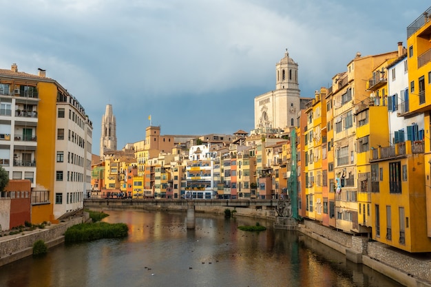 Girona ciudad medieval, panorámica desde el famoso puente rojo Pont de les Peixateries Velles, Costa Brava de Cataluña