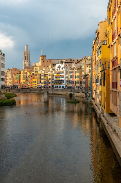 Girona ciudad medieval, panorámica desde el famoso puente rojo Pont de les Peixateries Velles, Costa Brava de Cataluña