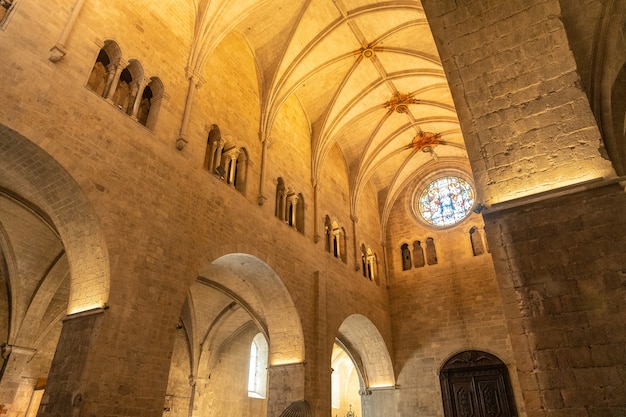 Girona ciudad medieval, tejados y columnas del interior de la Basílica de San Félix, Costa Brava de Cataluña en el Mediterráneo. España