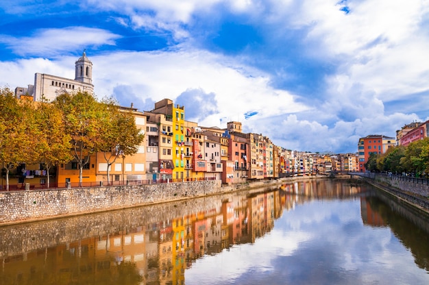 Foto girona - colorida ciudad cerca de barcelona, españa