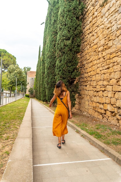 Girona mittelalterliche Stadt ein junger Tourist, der entlang der Wand Costa Brava geht