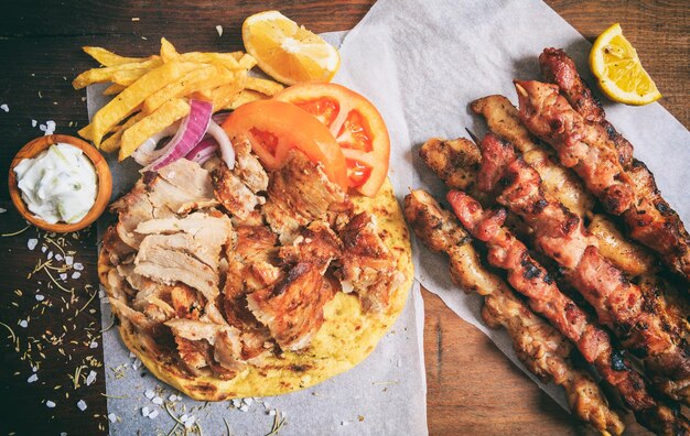 Foto giroscopios griegos en un pan de pita