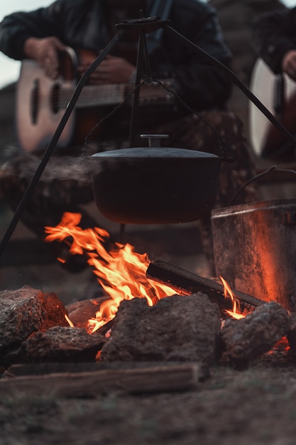 Gitarre am Lagerfeuer