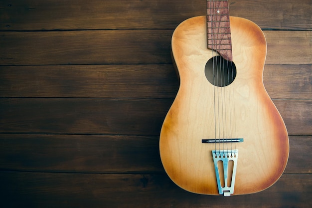 Gitarre auf dem Tisch