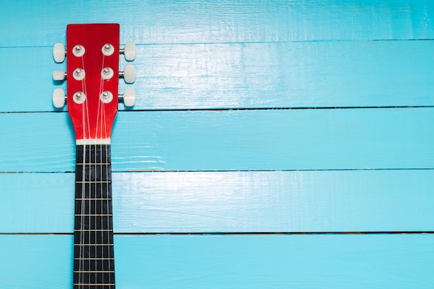 Gitarre auf einem hölzernen Hintergrund