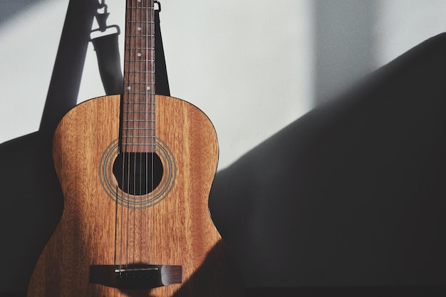 Gitarre gegen die Wand