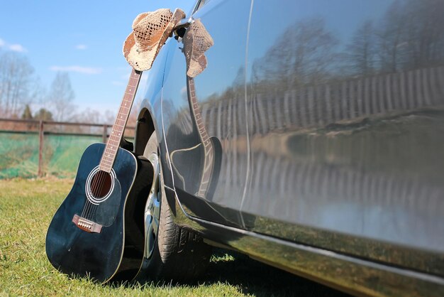 Gitarre im Freien in der Nähe des Autos