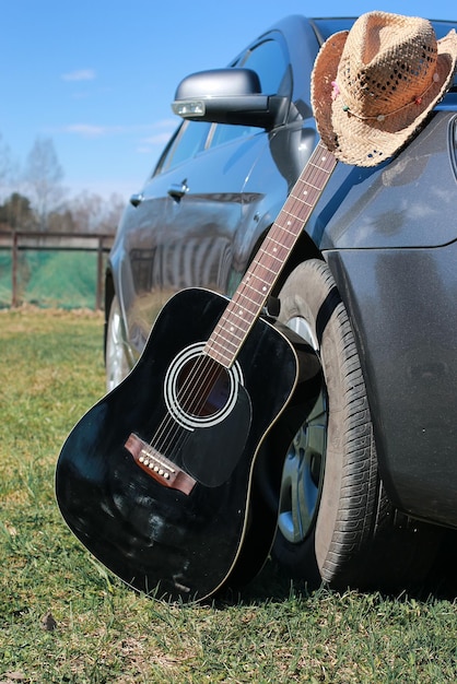 Gitarre im Freien in der Nähe von Auto