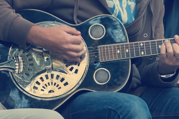 Gitarre in den Händen