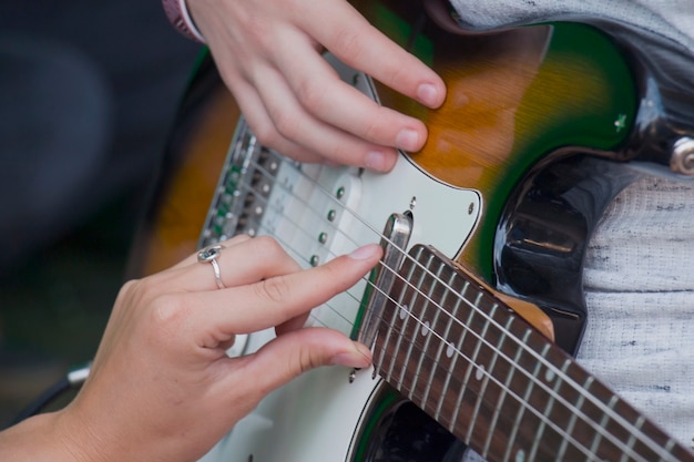 Gitarre spielen lernen. Musikpädagogik und außerschulischer Musikunterricht.