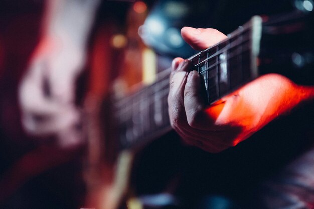 Foto gitarre spielender darsteller auf der bühne