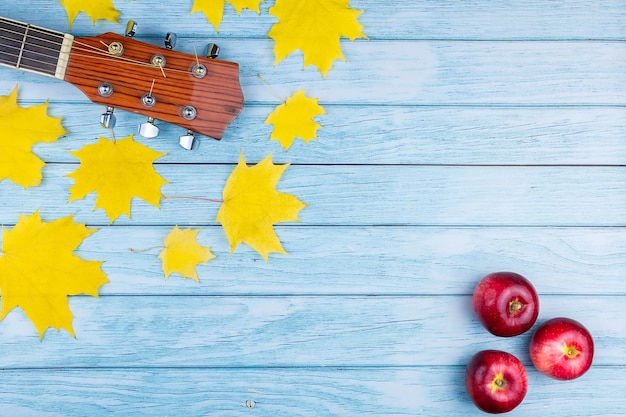 Gitarre und Herbstlaub Ahorn