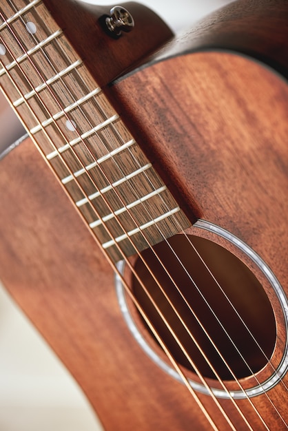 Gitarrenanatomie Nahaufnahme Foto von Akustikgitarre Schallloch mit Metallsaiten