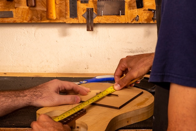 Gitarrenbauer arbeitet in seiner Werkstatt