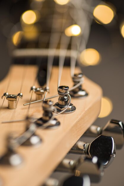 Gitarrenbünde mit Saiten und Lichtern