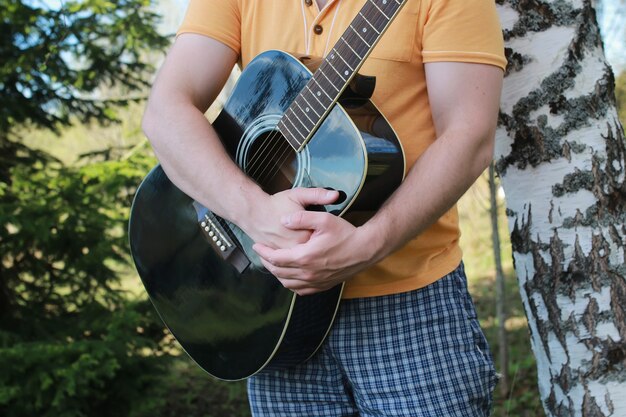 Gitarrensaite Mannhand im Freien