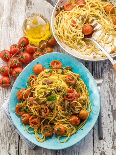 Gitarrenspaghetti mit Pachino-Tomaten und Kapern