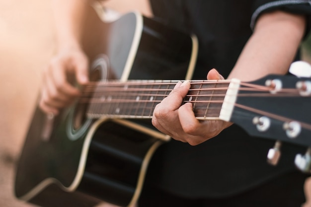 Gitarrenspieler, der oben Akustikgitarre, Abschluss spielt