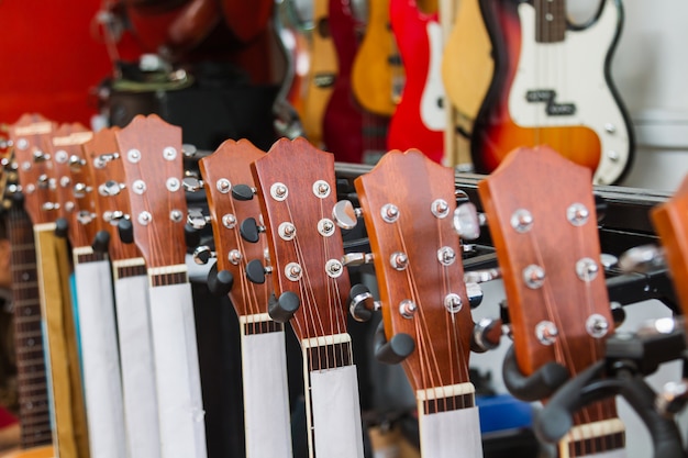 Gitarrenspindelstocknahaufnahme im Musikshop