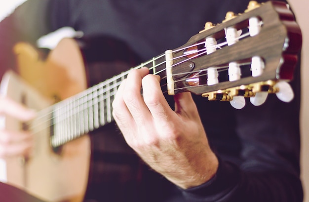 Foto gitarrist spielt akustikgitarre