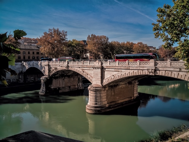 Foto giuseppe mazzini bridge no rio tibre, em roma itália