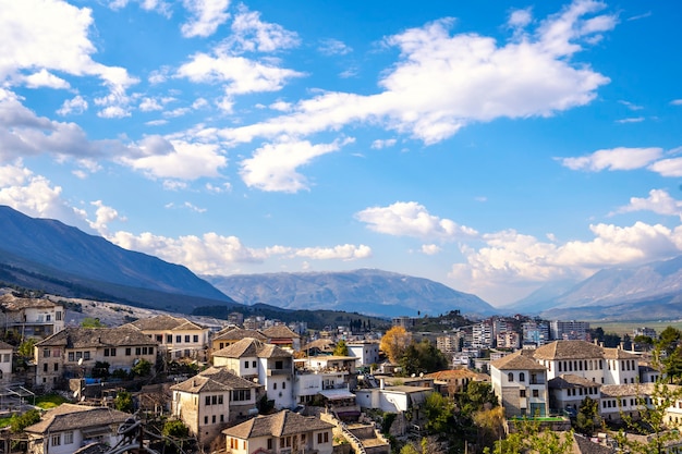 Gjirokaster Stadt Albanien traditionelle weiße Häuser mit steingrauen Dächern und modernen Gebäuden auf der