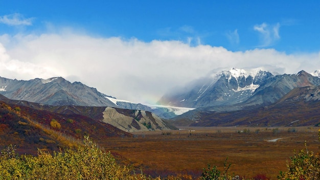 Foto glaciar con arco iris en colores de otoño