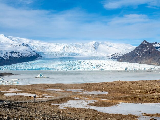 El glaciar Fjallsarlon, una de las famosas lagunas de iceberg, se convierte en hielo duro en el extremo sur de Islandia