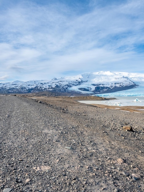 El glaciar Fjallsarlon, una de las famosas lagunas de iceberg, se convierte en hielo duro en el extremo sur de Islandia