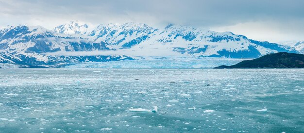 El glaciar Hubbard cerca de Valdez en Alaska en un día nublado