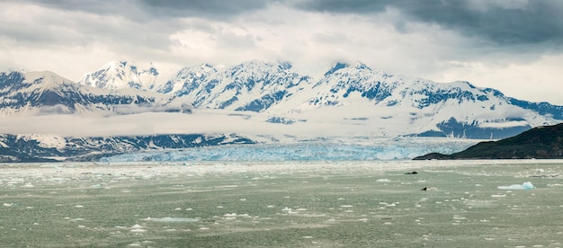 El glaciar Hubbard cerca de Valdez en Alaska en un día nublado