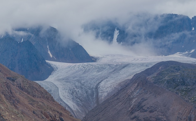 Glaciar de montaña en un día sombrío