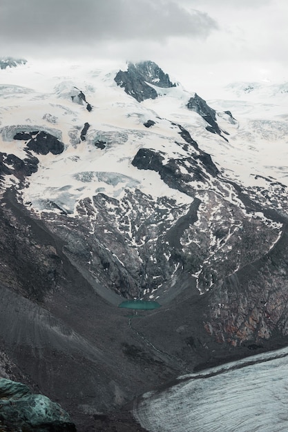 Glaciar montanhas de neve e lago turquesa zermatt aventura nos alpes suíços na suíça e na europa