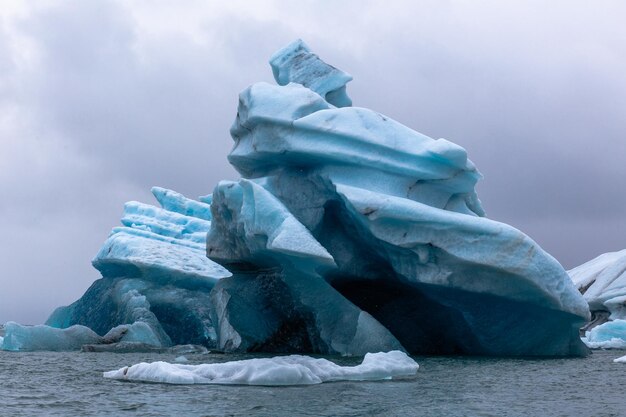 Foto glaciar no mar contra o céu