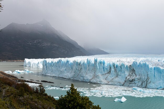 El Glaciar Perito Moreno es un glaciar ubicado en un Parque Nacional en Argentina declarado Patrimonio de la Humanidad por la UNESCO