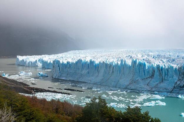 El Glaciar Perito Moreno es un glaciar ubicado en un Parque Nacional en Argentina declarado Patrimonio de la Humanidad por la UNESCO